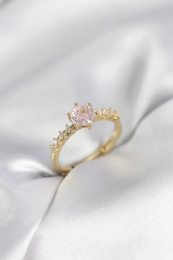 Gold Renk Pembe Tek Taş Model Zirkon Taşlı Kadın Yüzük Gold Renk Pembe Tek Taş Model Zirkon Taşlı Kadın Yüzük