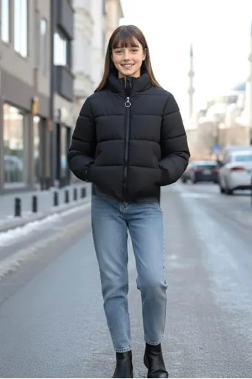 Kız Çocuk Siyah Sırtı Taş Baskılı Dik Yaka Şişme Mont Kız Çocuk Siyah Sırtı Taş Baskılı Dik Yaka Şişme Mont