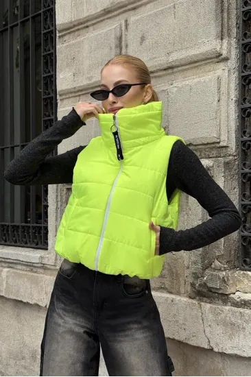 Neon Yeşil Sırtı Taş İşlemeli Dik Yaka Kısa Şişme Yelek Neon Yeşil Sırtı Taş İşlemeli Dik Yaka Kısa Şişme Yelek
