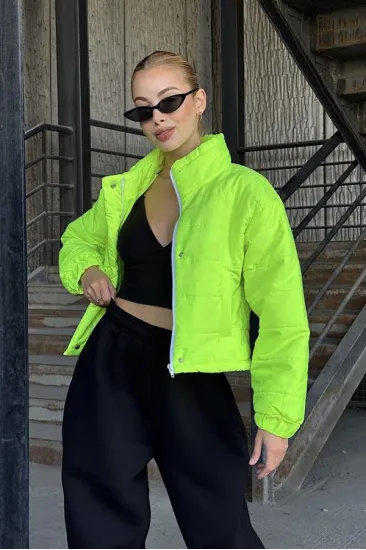 Neon Yeşil Dik Yaka Çıtçıtlı Fermuarlı Kısa Şişme Mont Neon Yeşil Dik Yaka Çıtçıtlı Fermuarlı Kısa Şişme Mont