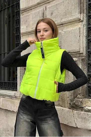 Kız Çocuk Neon Yeşil Sırtı Taş Baskılı Dik Yaka Şişme Yelek Kız Çocuk Neon Yeşil Sırtı Taş Baskılı Dik Yaka Şişme Yelek