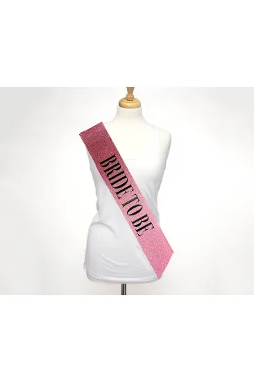 Pembe Üzeri Siyah Büyük Bride To Be Yazılı Simli Işıltılı Kuşak Kemer 10 cm Genişlik (5637) Pembe Üzeri Siyah Büyük Bride To Be Yazılı Simli Işıltılı Kuşak Kemer 10 cm Genişlik (5637)