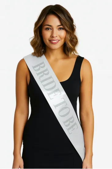 Beyaz Saten Üzerine Kalın Gümüş Yazılı Bride To Be Kuşağı 10 cm Genişlik (5637) Beyaz Saten Üzerine Kalın Gümüş Yazılı Bride To Be Kuşağı 10 cm Genişlik (5637)