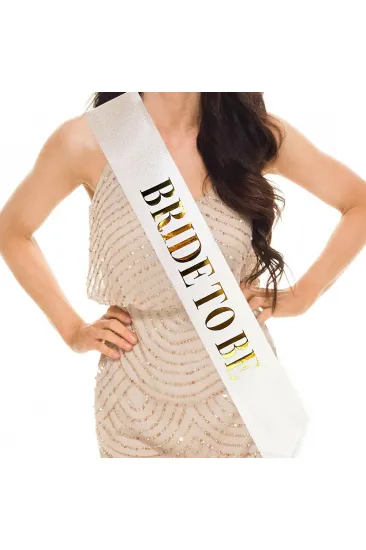 Beyaz Üzeri Altın Büyük Bride To Be Yazılı Simli Işıltılı Kuşak Kemer 10 cm Genişlik (5637) Beyaz Üzeri Altın Büyük Bride To Be Yazılı Simli Işıltılı Kuşak Kemer 10 cm Genişlik (5637)