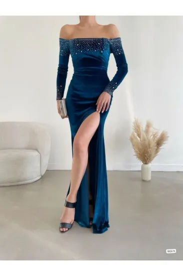Kadın Madonna / Kayık Yaka Taş İşlemeli Yırtmaçlı Uzun Kadife Abiye Elbise