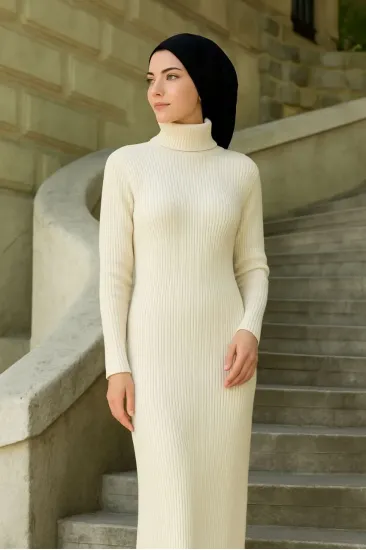 Kadın Tesettür Triko Elbise Boğazlı Uzun Fitilli Dokuma Esnek Tam Kalıp 130 cm - Beyaz Kadın Tesettür Triko Elbise Boğazlı Uzun Fitilli Dokuma Esnek Tam Kalıp 130 cm - Beyaz