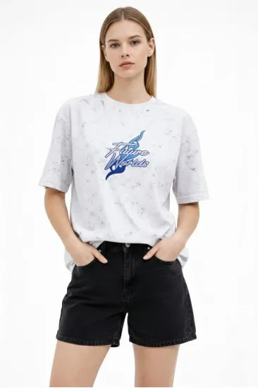 Kadın Asit Yıkamalı Oversize Tişört Bisiklet Yaka Kısa Kol T-shirt - Beyaz Kadın Asit Yıkamalı Oversize Tişört Bisiklet Yaka Kısa Kol T-shirt - Beyaz