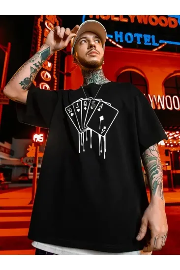 Erkek Kısa Kol Yazlık Tişört Bisiklet Yaka KART Baskılı T-Shirt - Siyah Erkek Kısa Kol Yazlık Tişört Bisiklet Yaka KART Baskılı T-Shirt - Siyah