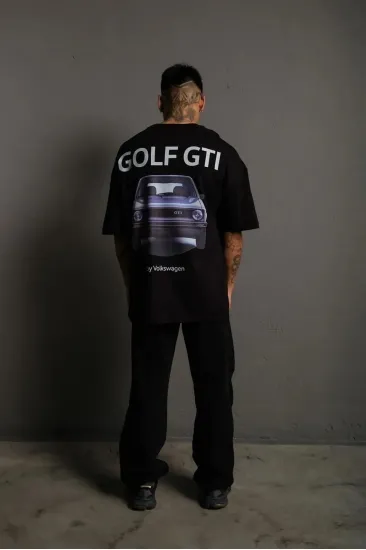 Erkek Oversize Tişört Golf GTI Retro Araba Baskılı T-shirt - Siyah Erkek Oversize Tişört Golf GTI Retro Araba Baskılı T-shirt - Siyah