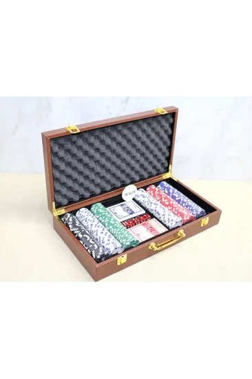 Deri Çantalı 300 Chip Ve 2 Adet İskambil Kağitına Sahip Poker Oyunu Alk4230 Deri Çantalı 300 Chip Ve 2 Adet İskambil Kağitına Sahip Poker Oyunu Alk4230